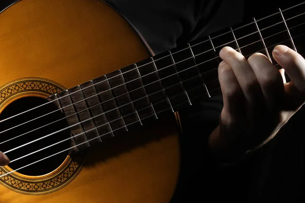 Guitarra acústica manos de cerca — Foto de Stock