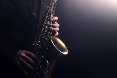 Saksafon çalar saksofoncu oynarken caz müzik enstrüman sax