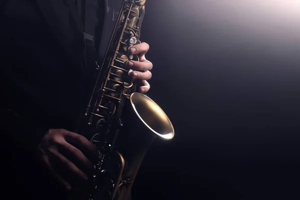 Saxofone jogador saxofonista tocando jazz instrumento de música sax — Fotografia de Stock
