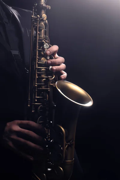 Saxofoon speler saxofonist spelen jazz muziek instrument sax — Stockfoto