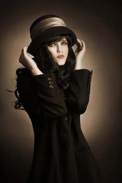 Bruneta žena v černém klobouku a šaty portrét — Stock fotografie