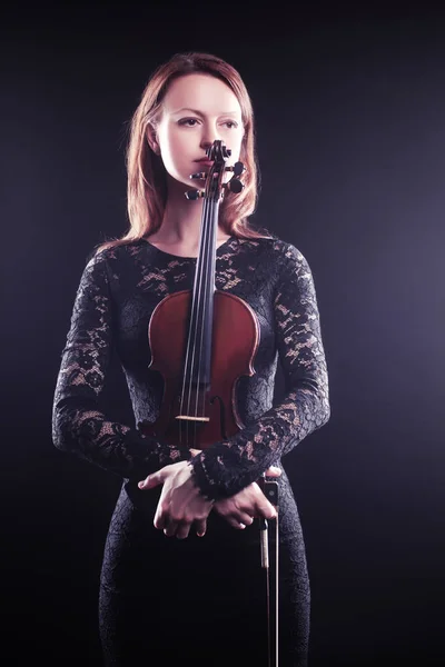 Portret van mooie vrouw met viool speler violist — Stockfoto