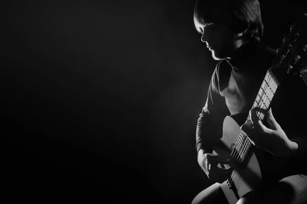Guitarrista guitarrista acústico tocando guitarra clássica — Fotografia de Stock