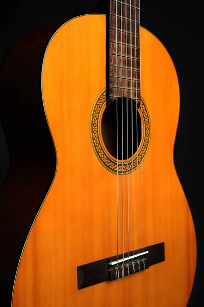 Klasická španělská kytara akustická kytara zblízka — Stock fotografie