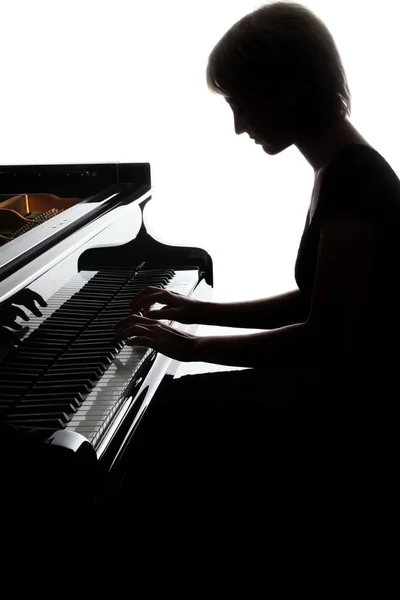 グランド ピアノ プレーヤー。ピアノを弾くピアニストの女性 — ストック写真