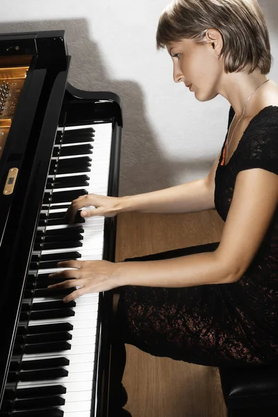 Pianiste à queue. Pianiste femme jouer du piano — Photo