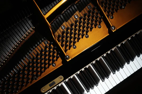 Piano de perto. Piano grande detalhe — Fotografia de Stock