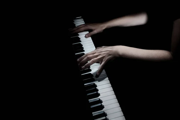 Εκτελεστής πιάνου. Πιανίστας χέρια παίζοντας πιάνο — Φωτογραφία Αρχείου