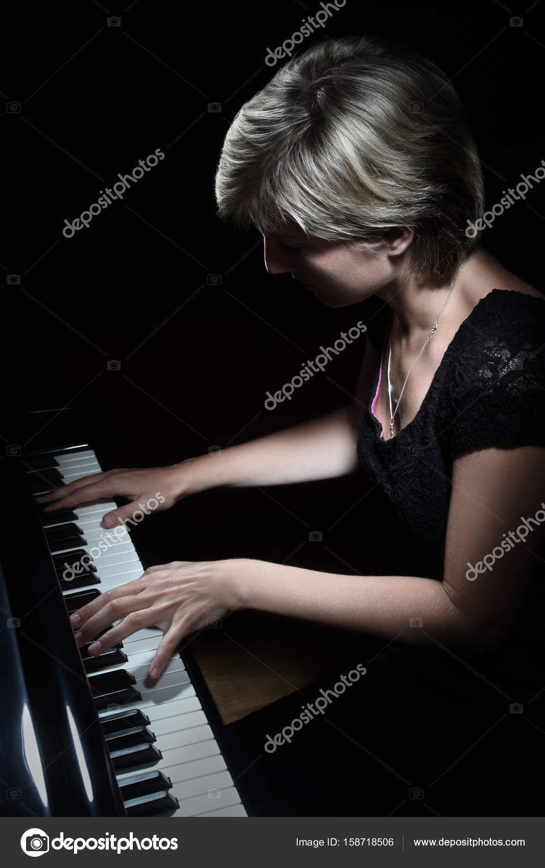 Jovem Pianista Faz Música Clássica Foto de Stock - Imagem de jogo