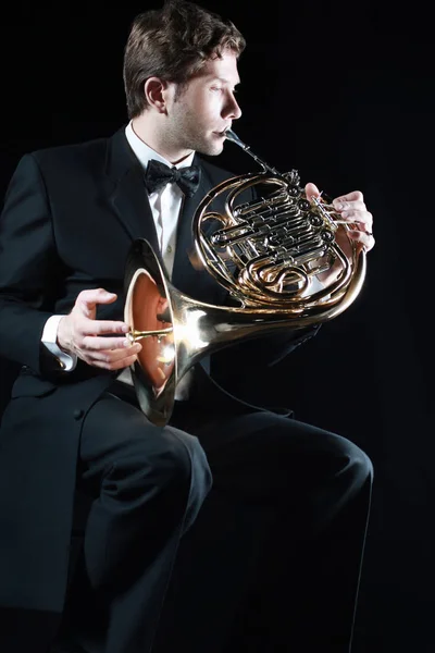 Un trompetista francés. Músico clásico tocando el cuerno — Foto de Stock