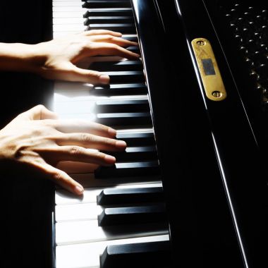 oynarken piyano eller piyanist