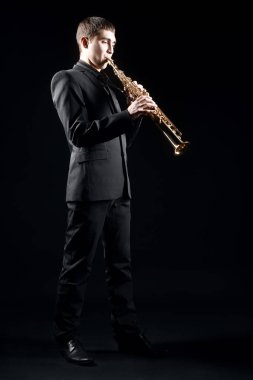 Saksafon çalar caz müzisyeni. Soprano saksafon çalar