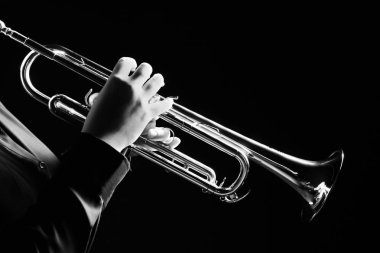 Trompet çalıyor. Trompetçi caz müzik çalma