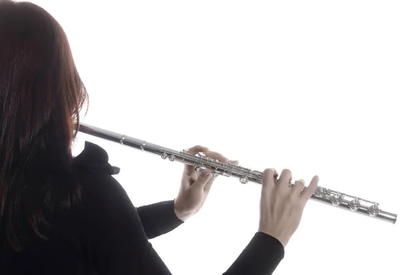 Флейтовая музыка. Flutist hands flute instrument — стоковое фото