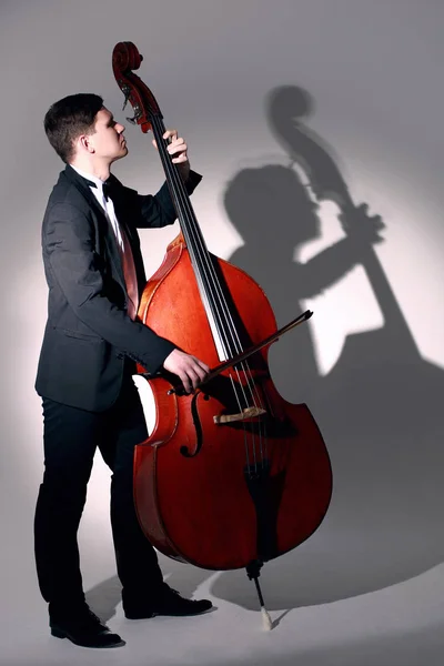 Kontrabassist spielt Kontrabass — Stockfoto