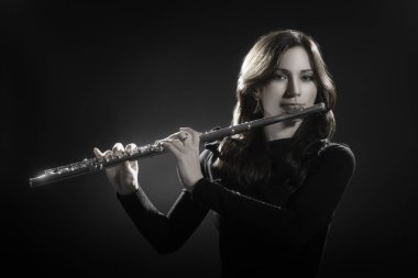 Flüt çalar. Flütçü oynarken flüt müzik