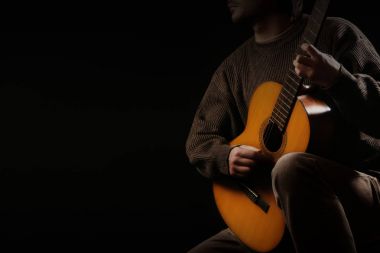 Klasik gitar çalar. Klasik gitarist oynarken akustik guit