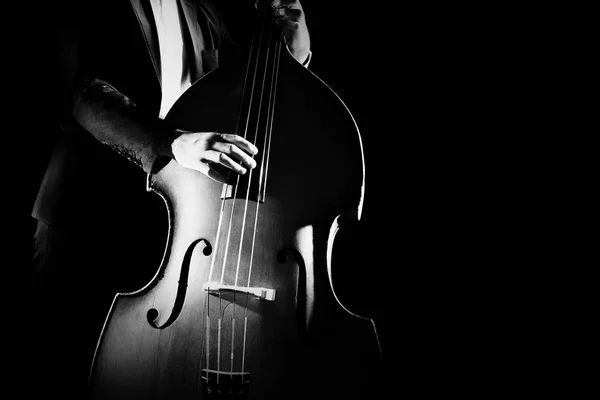 Contrabassist speelt contrabas muziekinstrument — Stockfoto