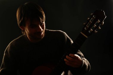 Klasik gitar çalar. Klasik gitarist akustik gitar çalmak