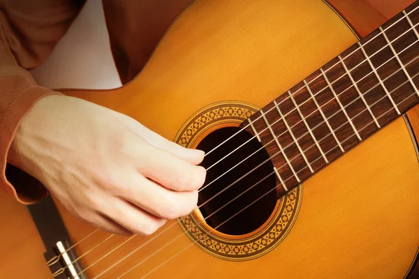 Klasická kytara ruce řetězce. Hráč na akustickou kytaru — Stock fotografie