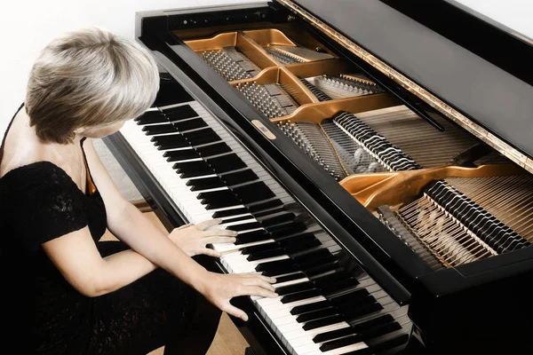 피아노 선수입니다. 피아니스트 여자 재생 그랜드 피아노 — 스톡 사진