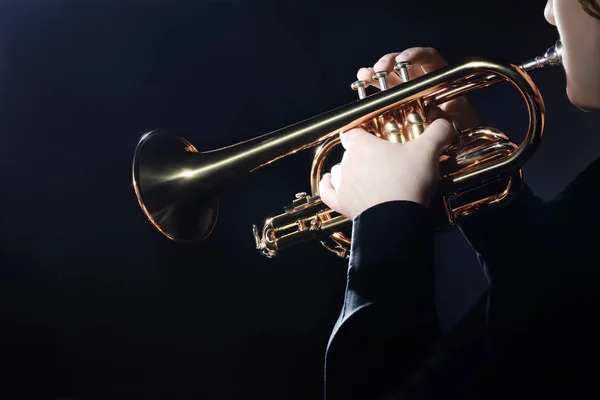 Instrumento de trompeta. Reproductor de música trompetista de jazz jugando — Foto de Stock