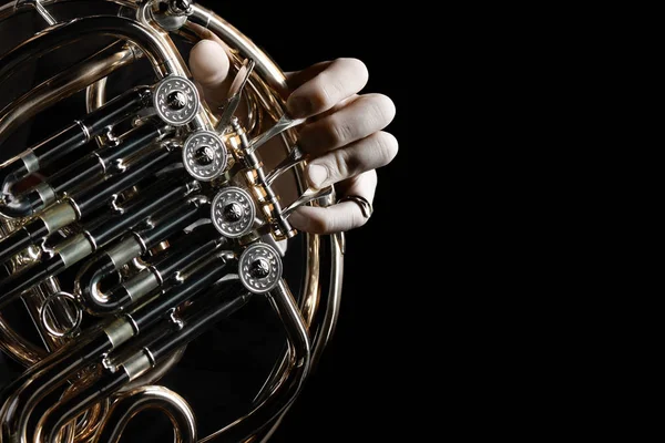 フレンチ ホルンの楽器。ホルン奏者の演奏の手 — ストック写真