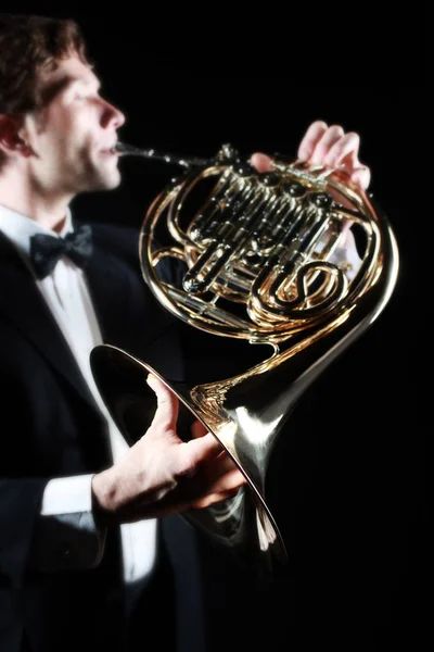 Joueur de cor français. Musiciens classiques jouant des cuivres — Photo