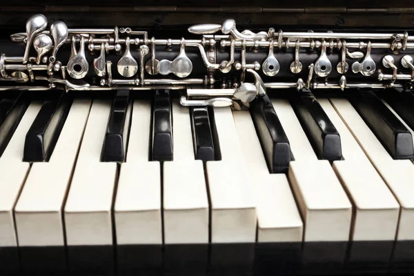 Instrumentos musicales de oboe y piano woodwind — Foto de Stock