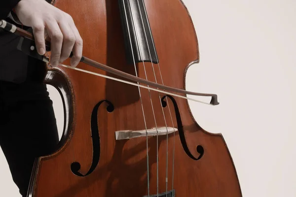 Contrabassist handen spelen contrabas — Stockfoto