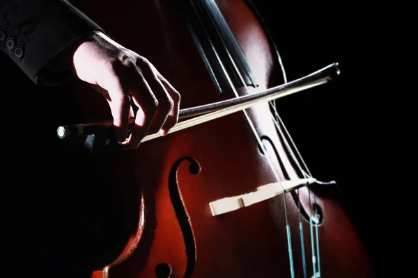 Contrabassist handen spelen contrabas — Stockfoto