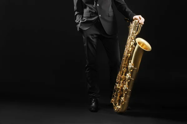 萨克斯管球员爵士乐音乐家与低音萨克斯 — 图库照片