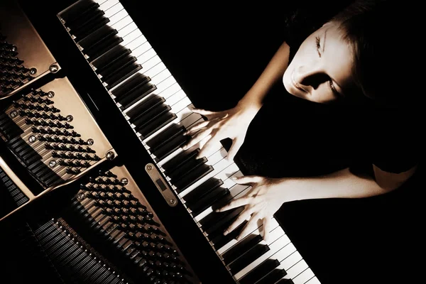 Εκτελεστής πιάνου. Πιανίστας παίζοντας πιάνο συναυλία — Φωτογραφία Αρχείου