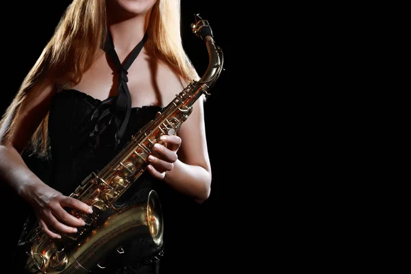 Um saxofonista. Mulher saxofonista com Sax — Fotografia de Stock