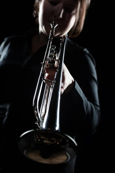 Trębacz. Kobieta gra jazz mosiądz instrumentu — Zdjęcie stockowe