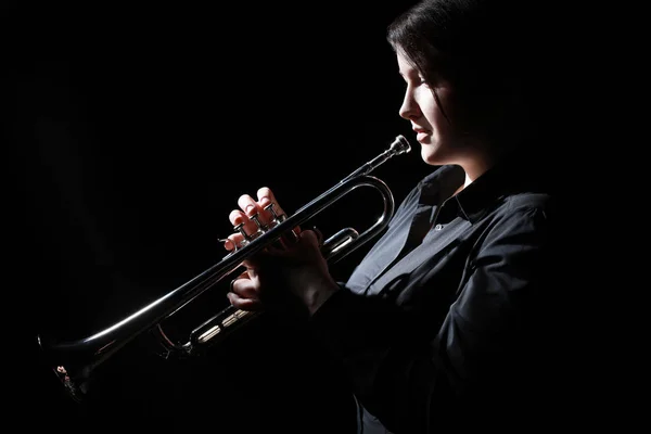 Trompetista. Mujer trompetista tocando Jazz — Foto de Stock