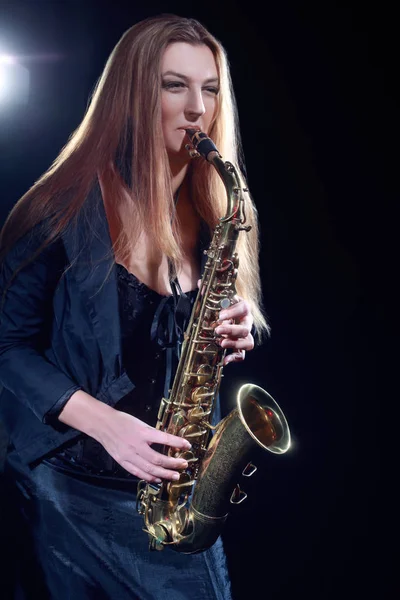 Saxofonisten. Saxofonisten kvinna som spelar Sax — Stockfoto