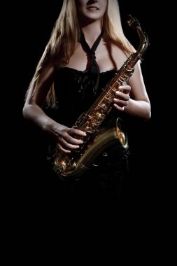 Saksafon çalar. Saksofoncu kadın Sax oyuncu