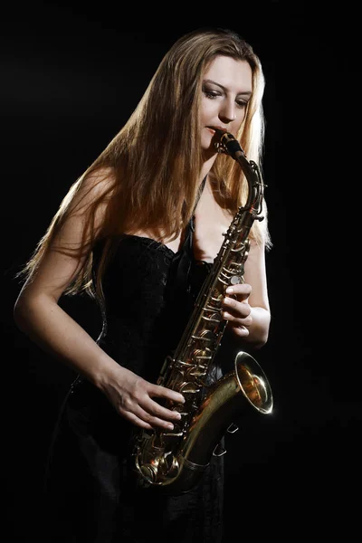Um saxofonista. Saxofonista mulher jogando Sax — Fotografia de Stock