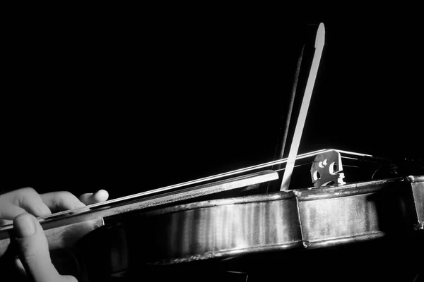 Cordas de violino com arco. Mãos de violinista de perto. Violino — Fotografia de Stock