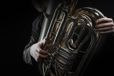 Tuba pirinç alet. Rüzgar Müzik korna çalar