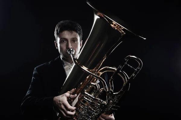 Instrumento de latón Tuba. Clásico músico retrato hombre cuerno jugar — Foto de Stock
