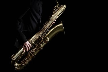 Saksafon çalar caz müzik enstrümanı