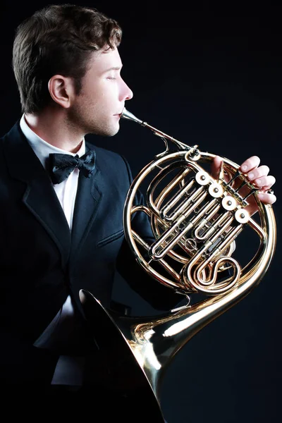 Fransız kornosu oyuncu klasik müzisyen — Stok fotoğraf