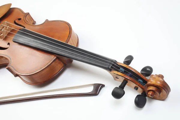 Violino isolado em branco com arco — Fotografia de Stock
