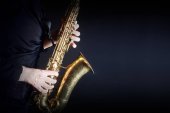 Saxofon hráče saxofonista hraje jazzová hudba. Sax hráč ruce