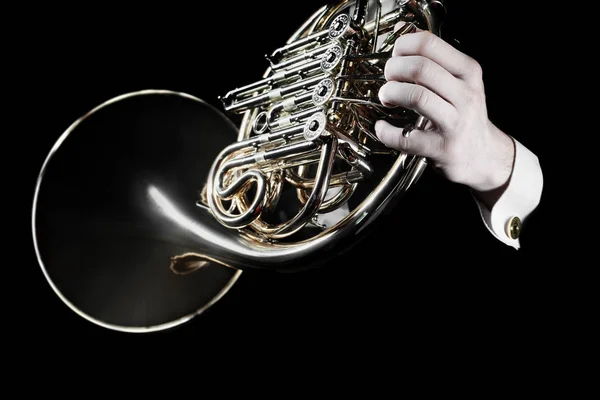 Manos de trompetista francés. Hornista tocando el cuerno — Foto de Stock