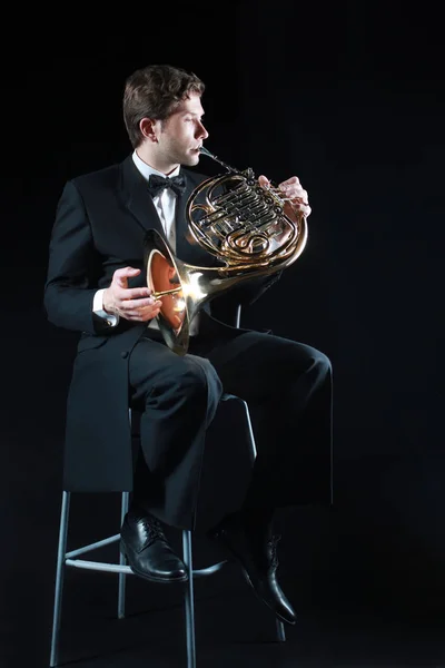 Músico clásico trompetista francés. Hornista tocando el cuerno — Foto de Stock