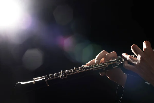 Oboára játékos kezét. Fafúvós hangszerek — Stock Fotó