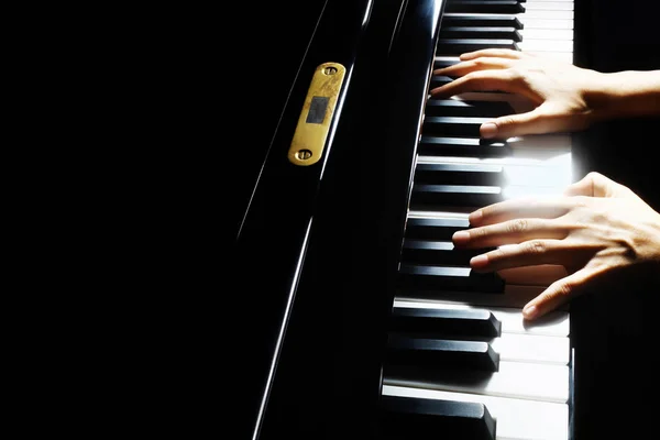 Hráč na klavír. Pianista ruce klavír grand hudební nástroj — Stock fotografie